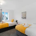 Station & Shops 3Min Walk I Heathrow 15 Mins I X2 Ensuites I Parking X2