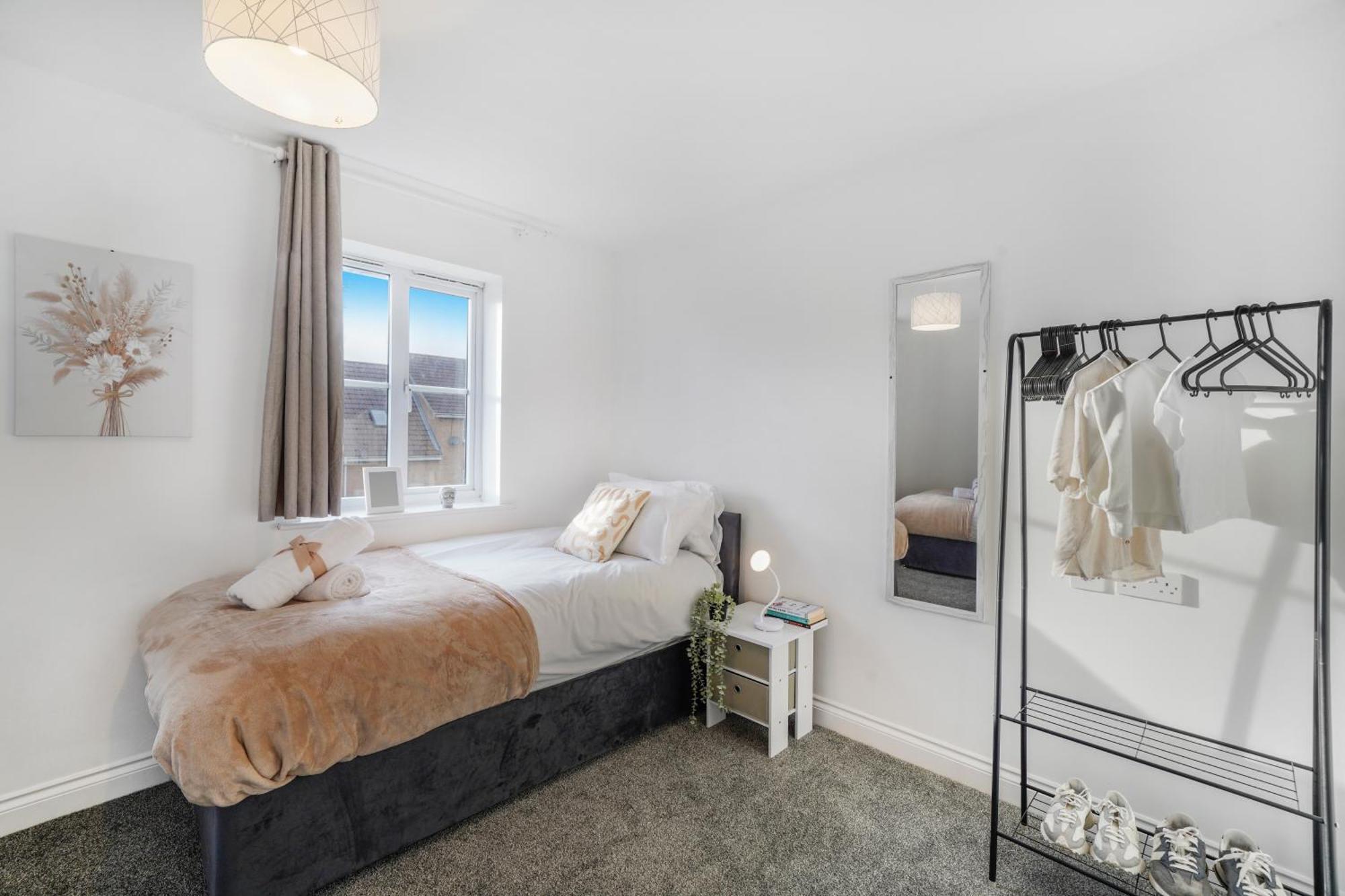 Station & Shops 3min Walk I Heathrow 15 Mins I X2 Ensuites I Parking X2 * Langley Marish