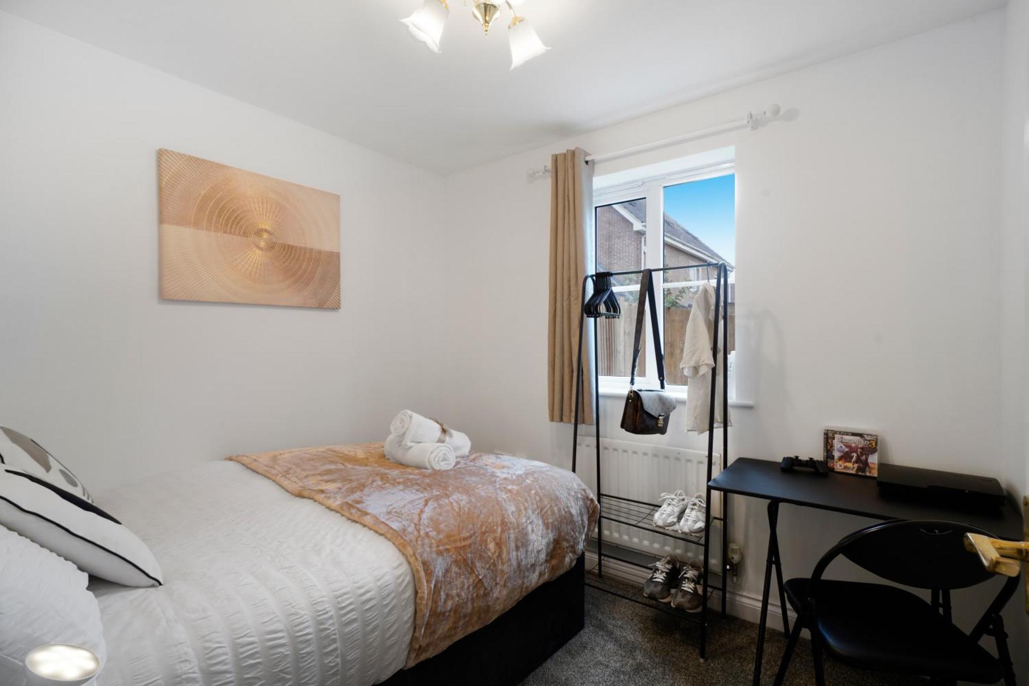 Holiday home Station & Shops 3min Walk I Heathrow 15 Mins I X2 Ensuites I Parking X2 Langley Marish