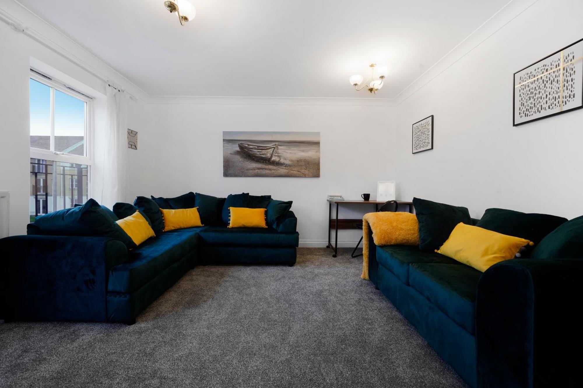 Holiday home Station & Shops 3min Walk I Heathrow 15 Mins I X2 Ensuites I Parking X2 Langley Marish