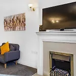 Station & Shops 3Min Walk I Heathrow 15 Mins I X2 Ensuites I Parking X2