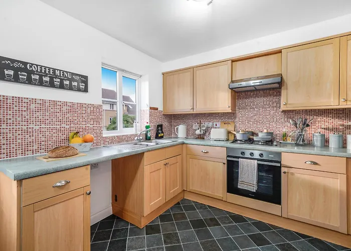 Station & Shops 3Min Walk I Heathrow 15 Mins I X2 Ensuites I Parking X2