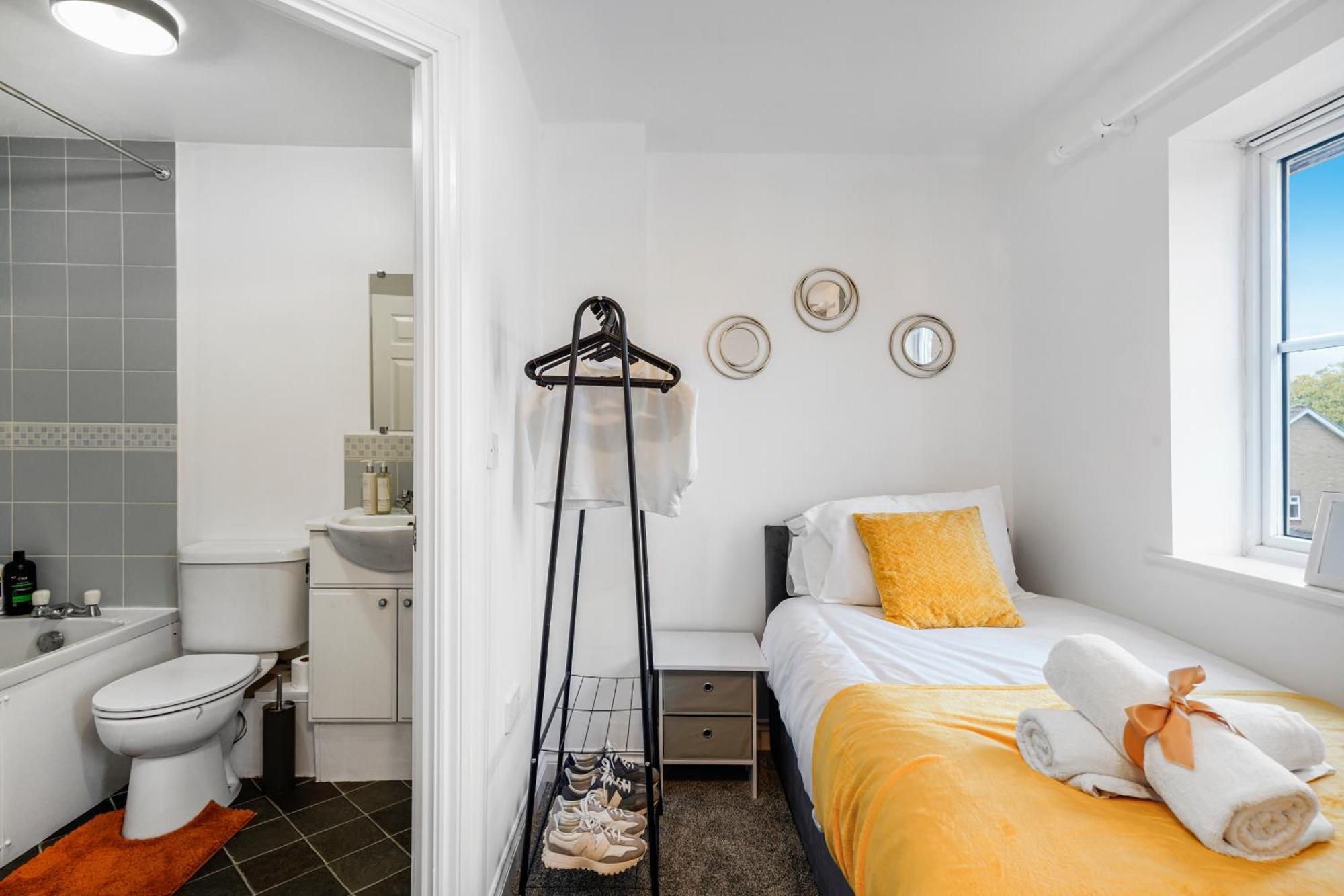 Station & Shops 3min Walk I Heathrow 15 Mins I X2 Ensuites I Parking X2 Holiday home Langley Marish