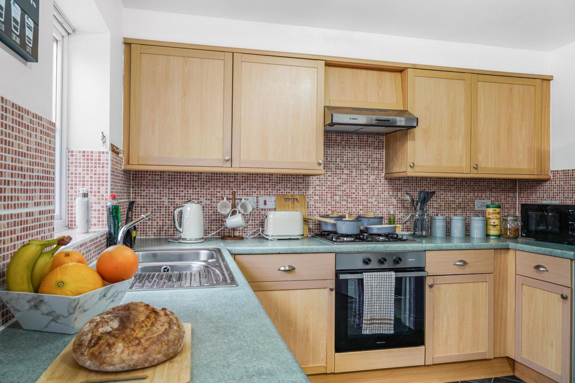 Station & Shops 3min Walk I Heathrow 15 Mins I X2 Ensuites I Parking X2 *