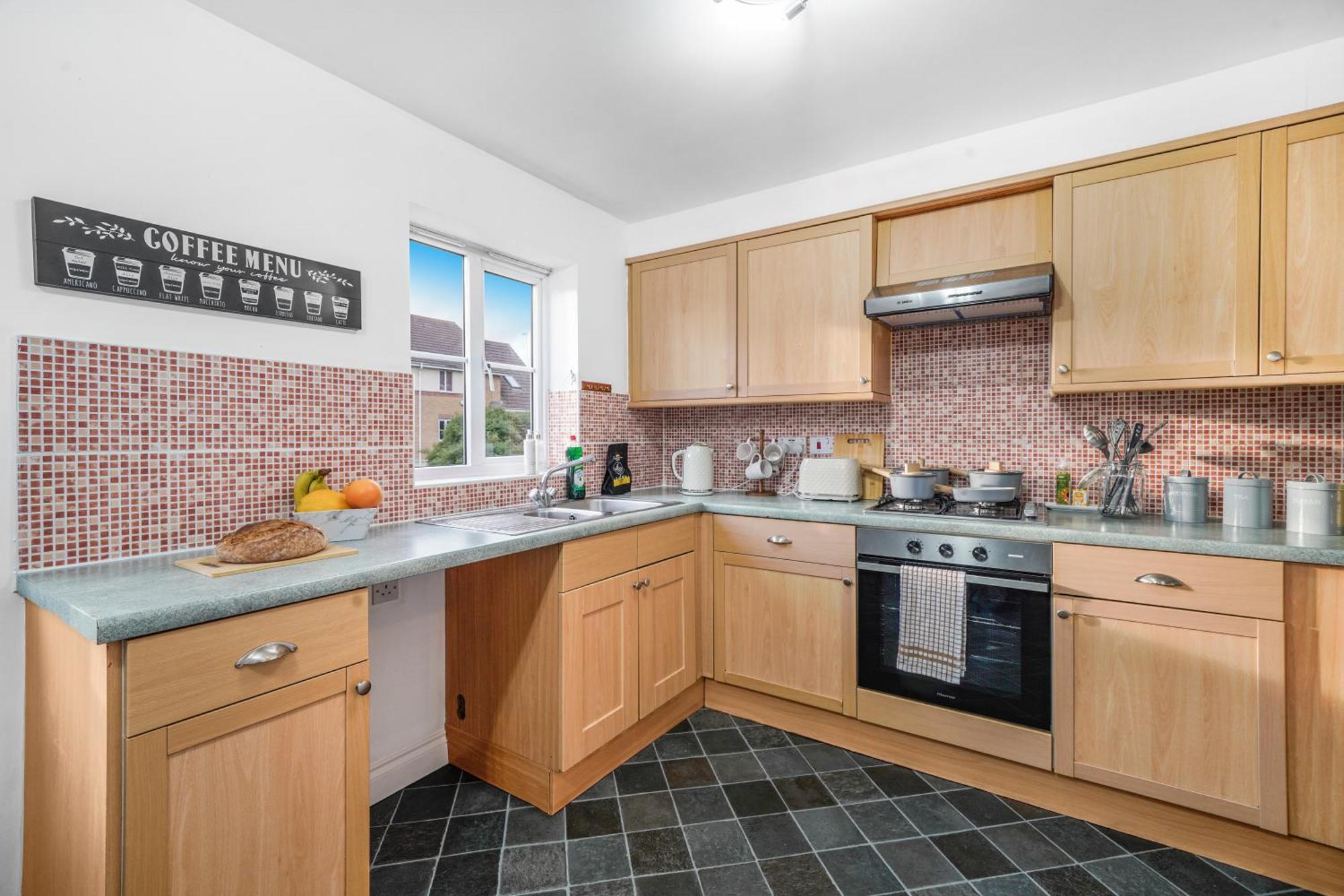 Station & Shops 3min Walk I Heathrow 15 Mins I X2 Ensuites I Parking X2 Langley Marish