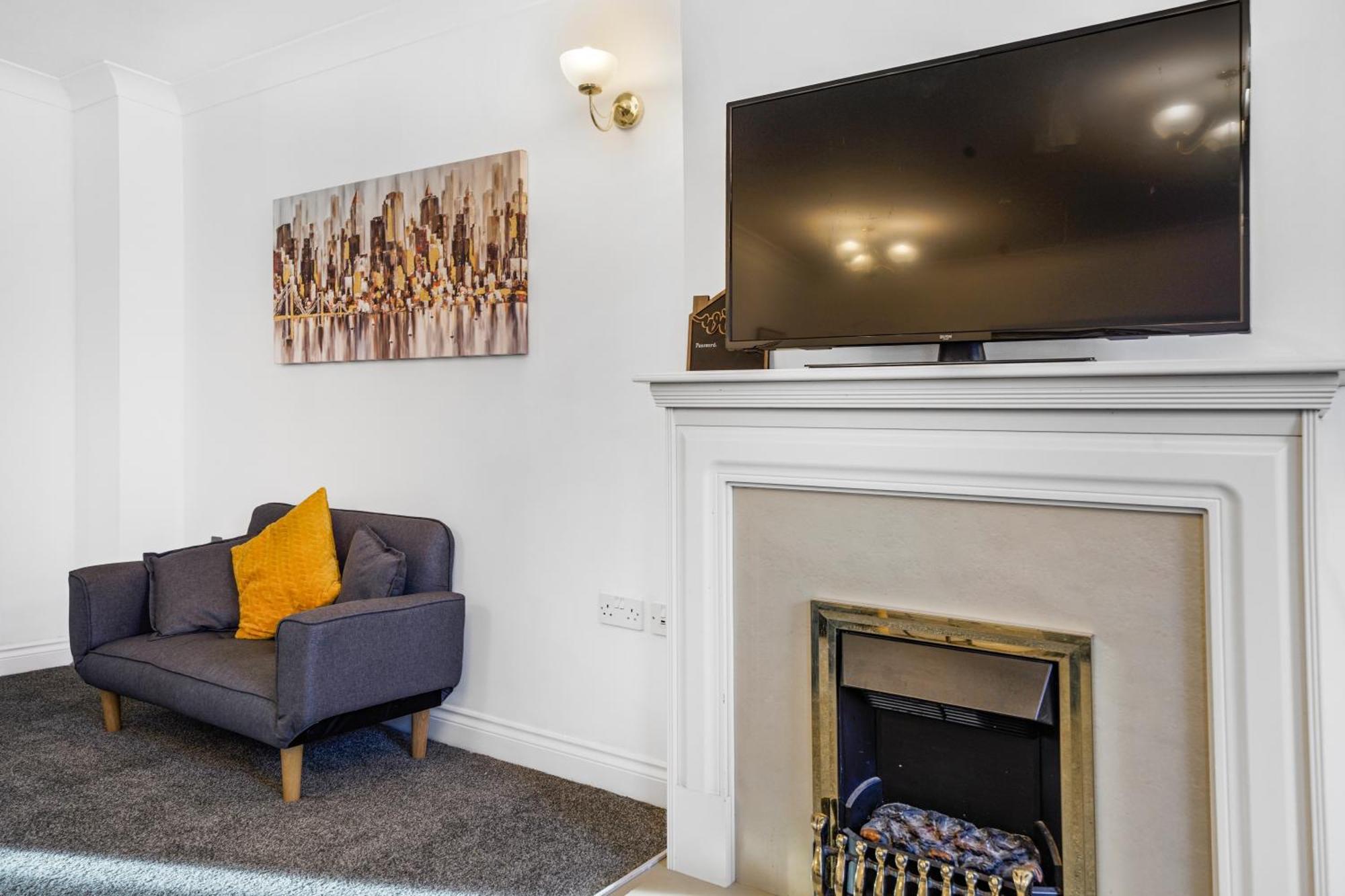 Holiday home Station & Shops 3min Walk I Heathrow 15 Mins I X2 Ensuites I Parking X2 *