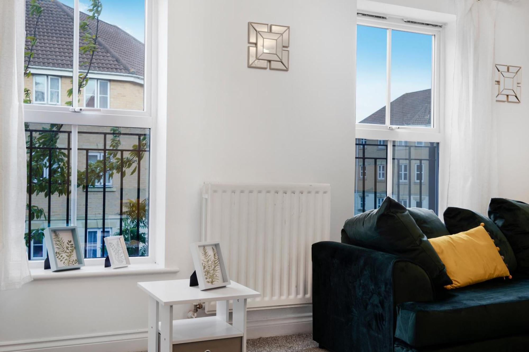 Station & Shops 3min Walk I Heathrow 15 Mins I X2 Ensuites I Parking X2 *