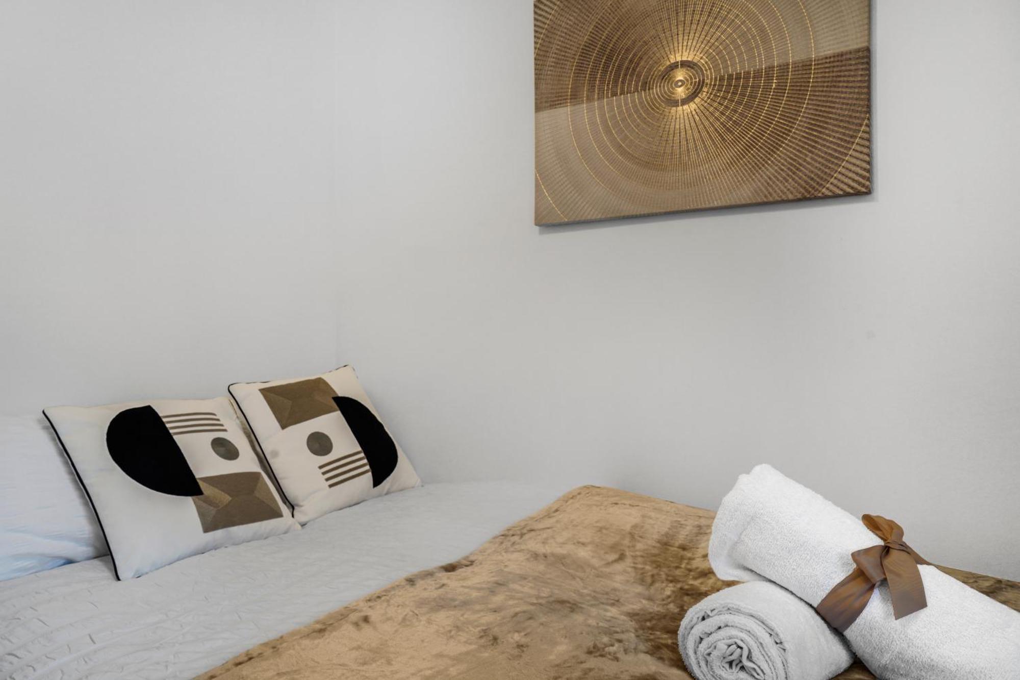 Station & Shops 3min Walk I Heathrow 15 Mins I X2 Ensuites I Parking X2 Holiday home Langley Marish
