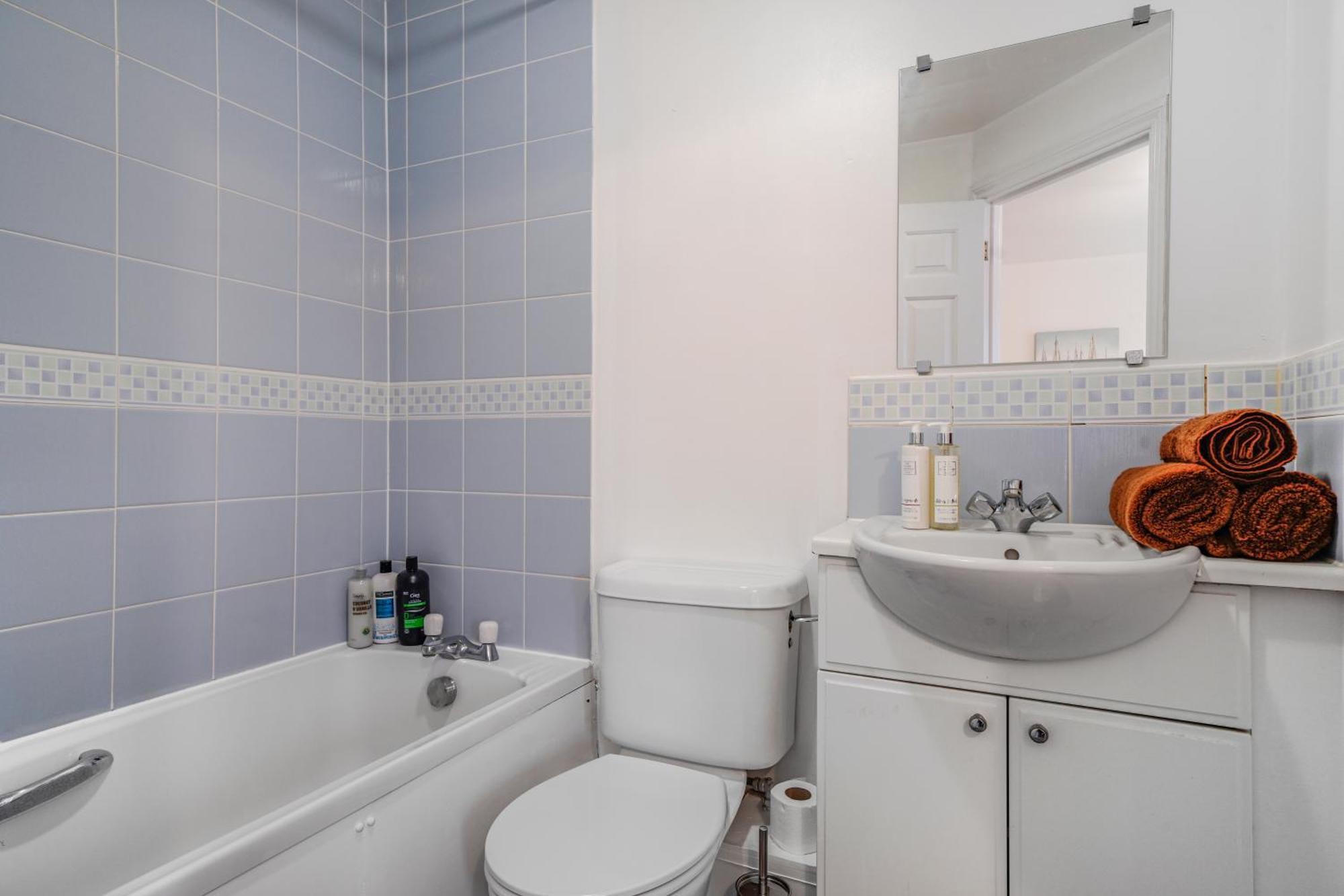 Holiday home Station & Shops 3min Walk I Heathrow 15 Mins I X2 Ensuites I Parking X2 Langley Marish