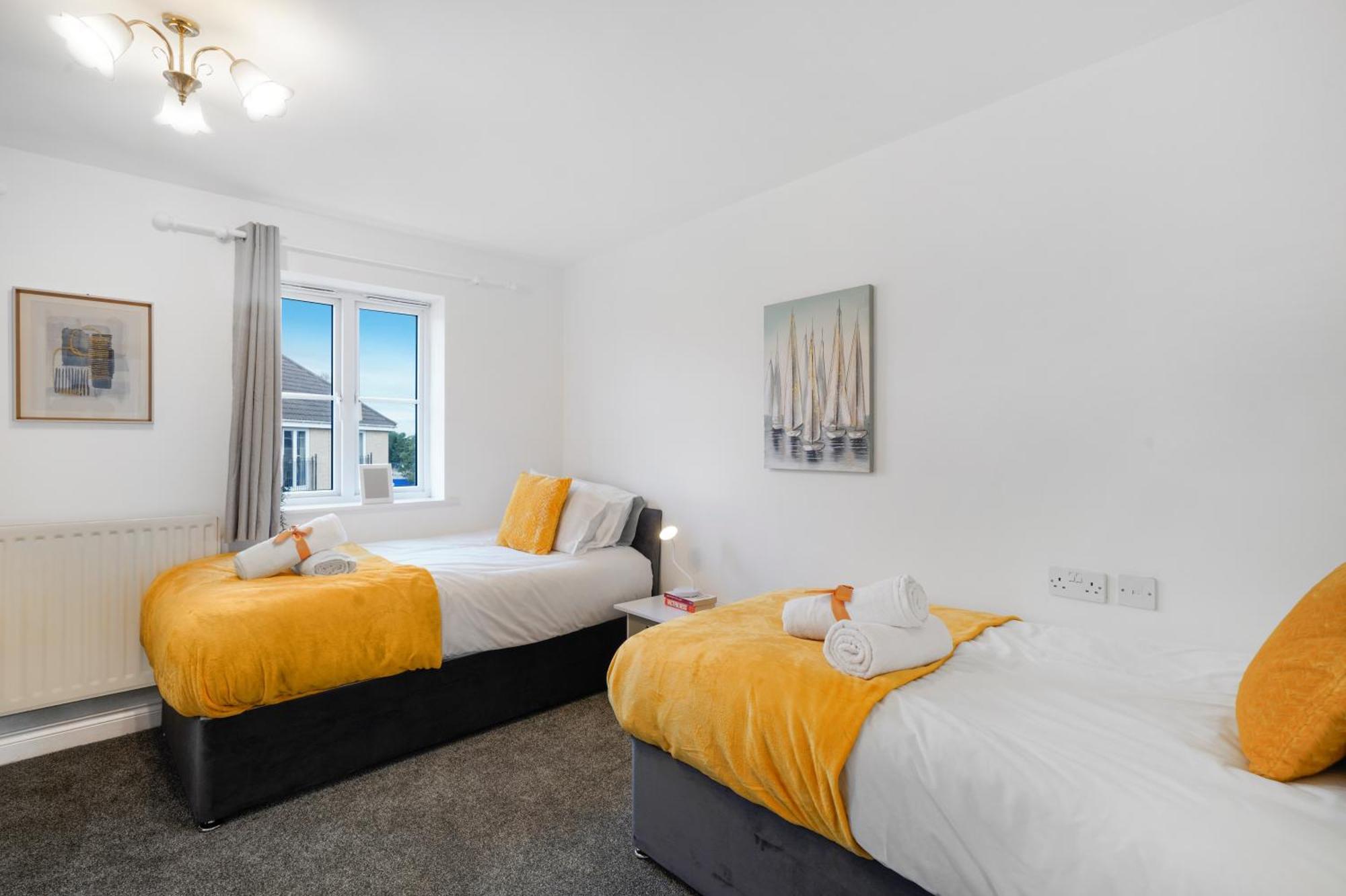 Station & Shops 3min Walk I Heathrow 15 Mins I X2 Ensuites I Parking X2 *