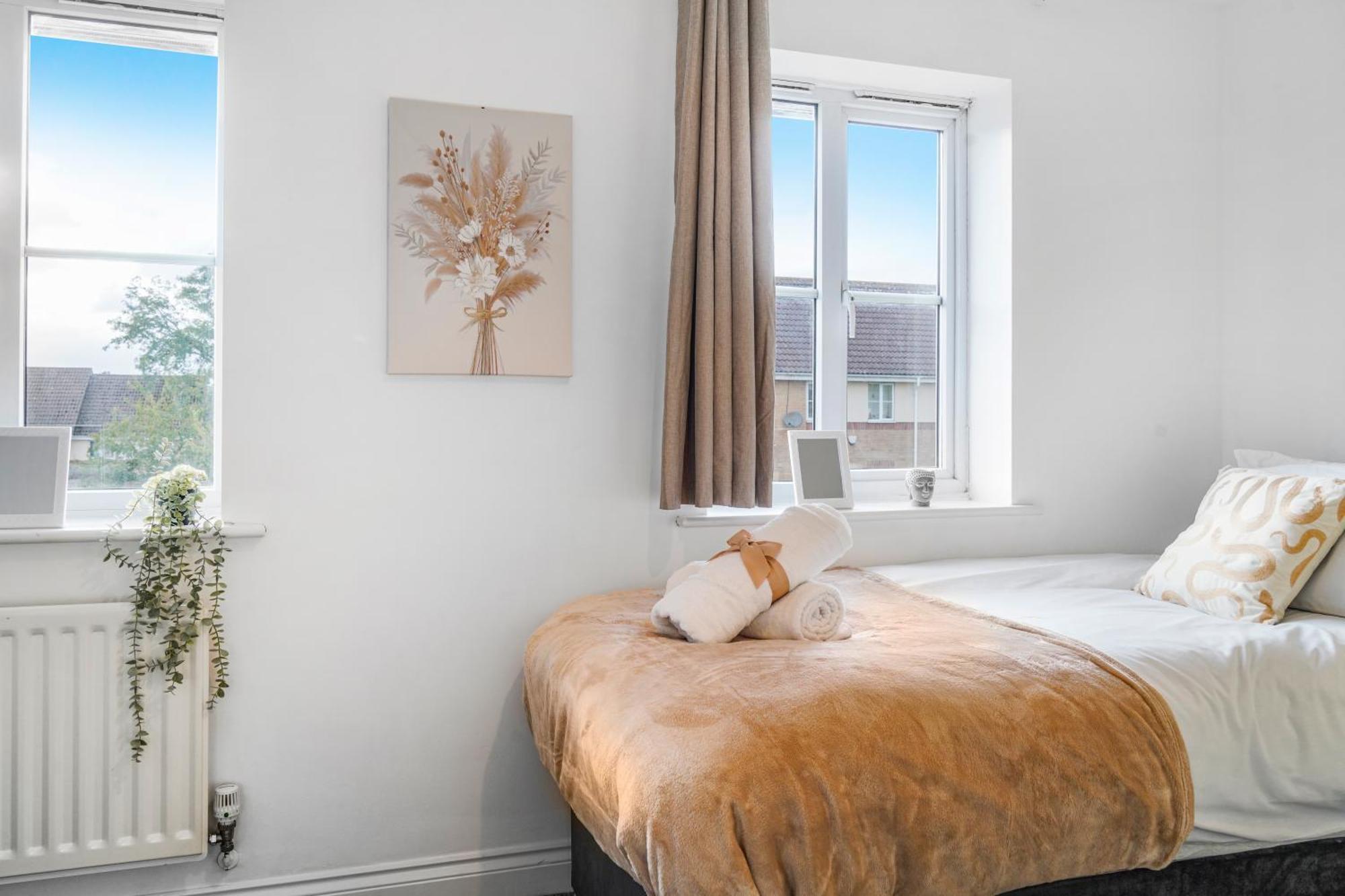 Station & Shops 3min Walk I Heathrow 15 Mins I X2 Ensuites I Parking X2 Holiday home Langley Marish