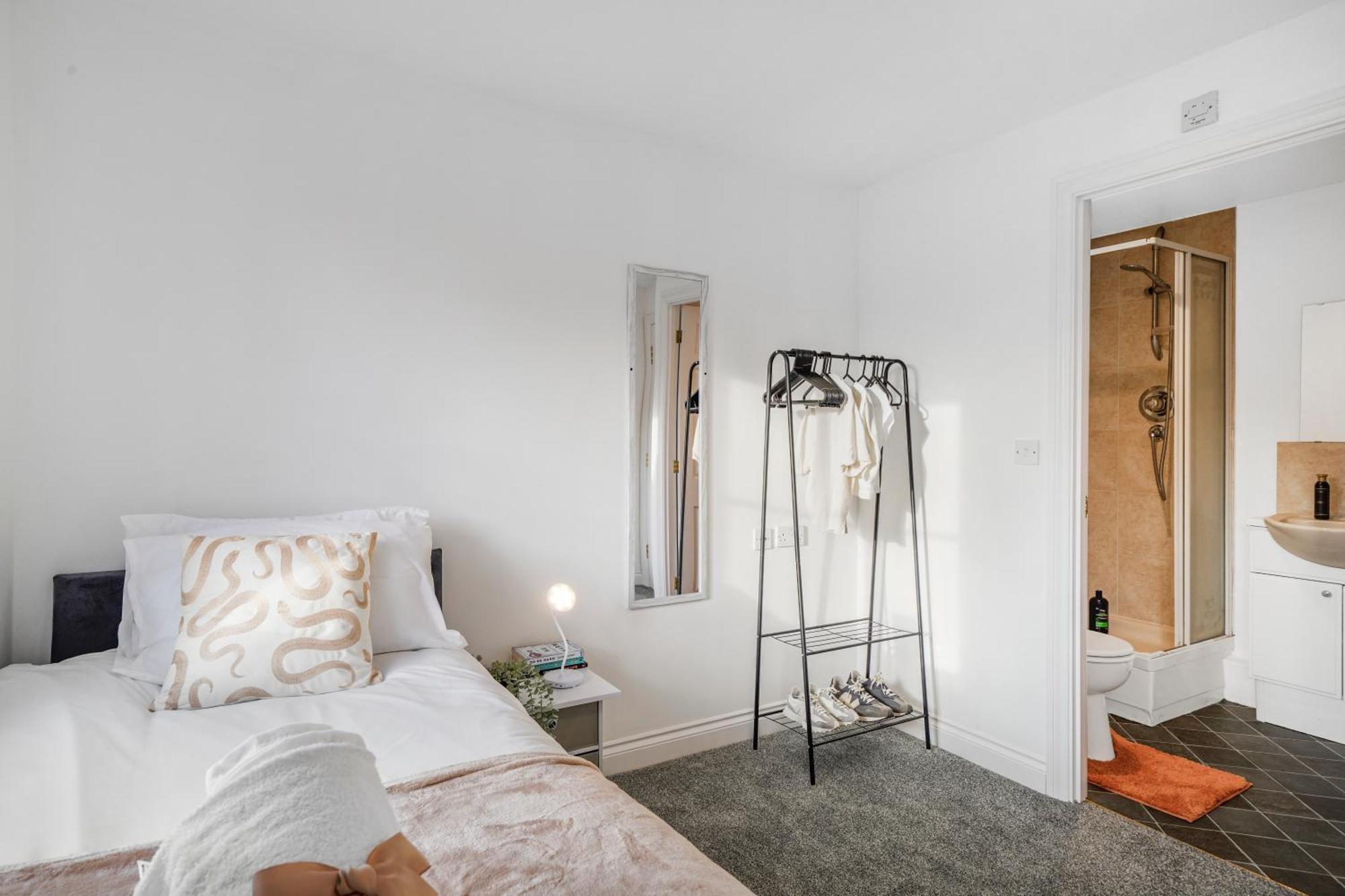 Holiday home Station & Shops 3min Walk I Heathrow 15 Mins I X2 Ensuites I Parking X2 Langley Marish