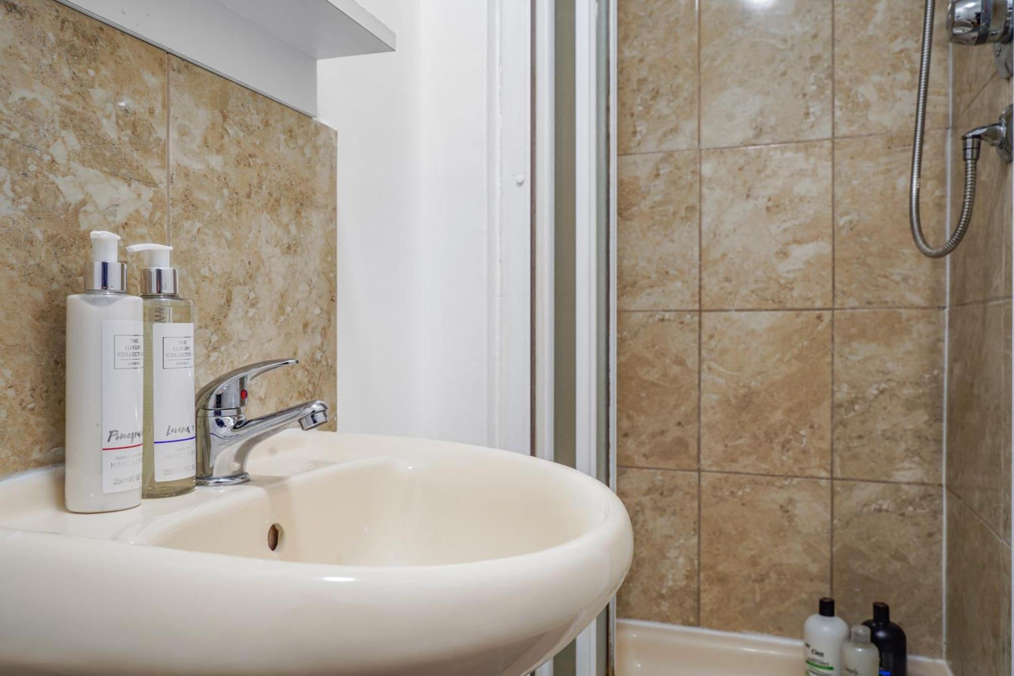 Station & Shops 3min Walk I Heathrow 15 Mins I X2 Ensuites I Parking X2 *