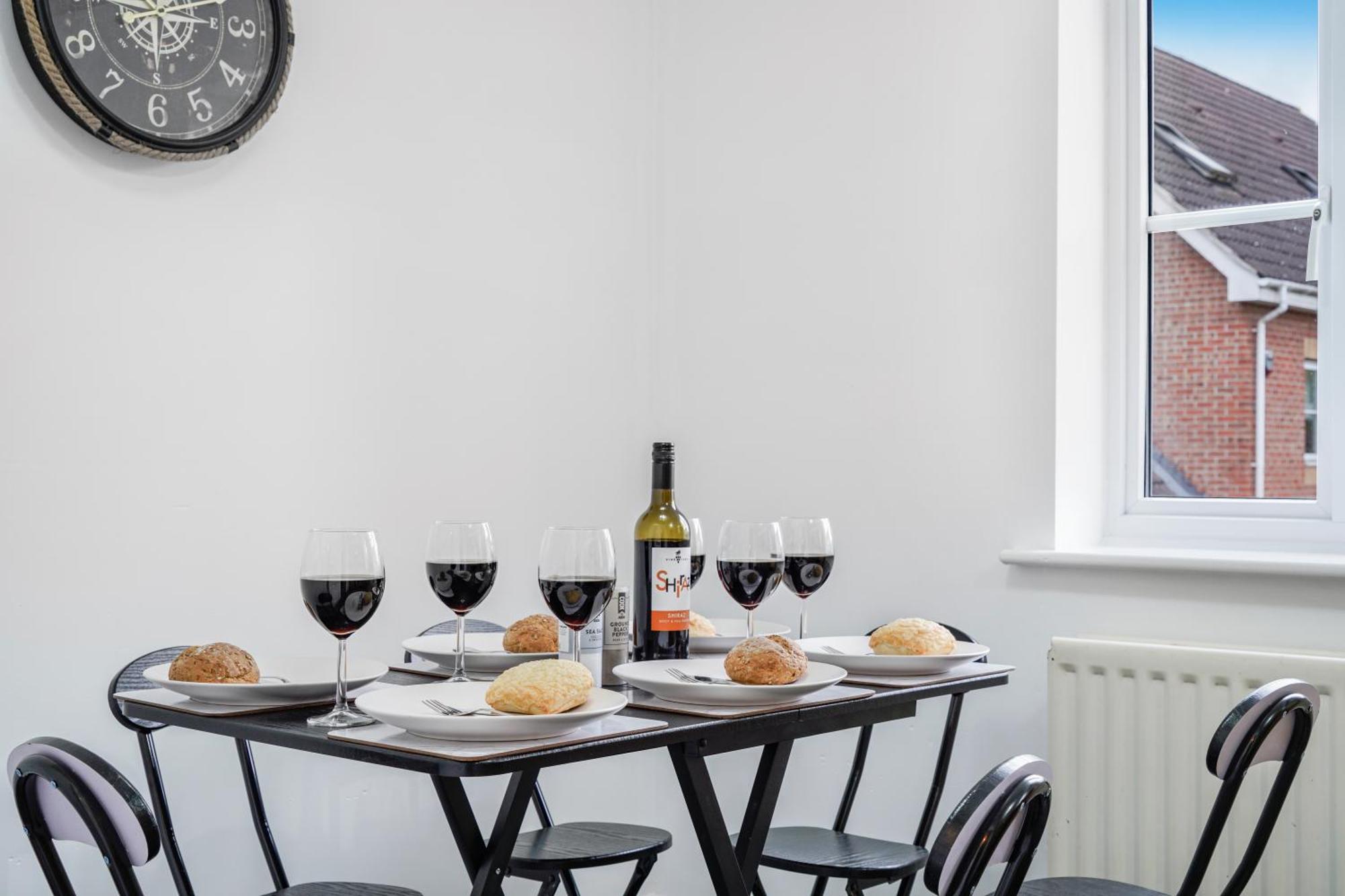 Station & Shops 3min Walk I Heathrow 15 Mins I X2 Ensuites I Parking X2 * Langley Marish