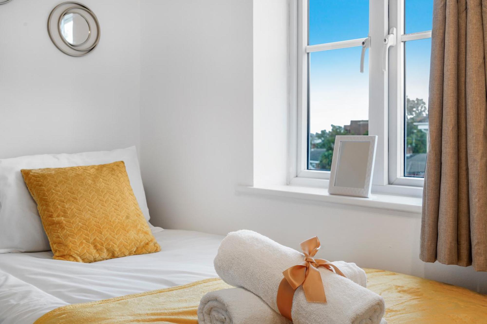 Station & Shops 3min Walk I Heathrow 15 Mins I X2 Ensuites I Parking X2
