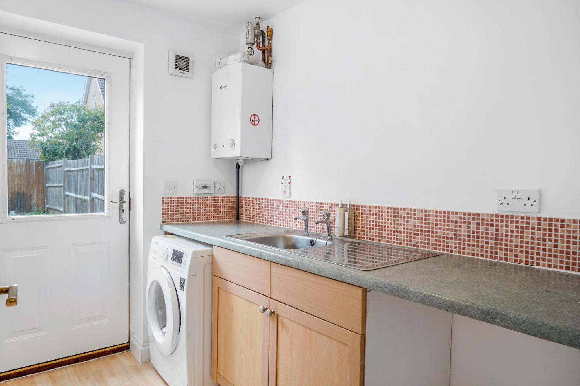 Station & Shops 3min Walk I Heathrow 15 Mins I X2 Ensuites I Parking X2 Holiday home *